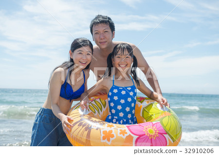 游泳洗澡的家庭 游泳洗澡的家庭 32910206