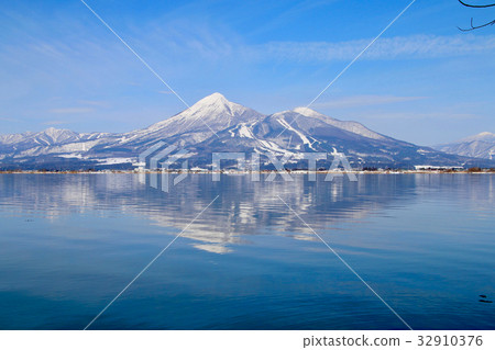 Lake Inawashiro and splashed ice (Inawashiro-cho Tenjinhama) Lake Inawashiro and splashed ice (Inawashiro-cho Tenjinhama) 32910376