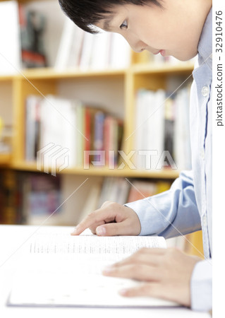 Elementary student 32910476