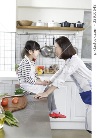 Mother and daughter, kitchen Mother and daughter, kitchen 32910648