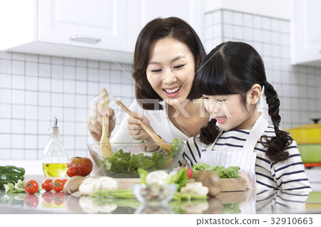 Mother and daughter, kitchen Mother and daughter, kitchen 32910663