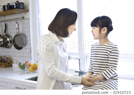 Mother and daughter, kitchen Mother and daughter, kitchen 32910723