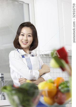 Housewife, kitchen Housewife, kitchen 32910759