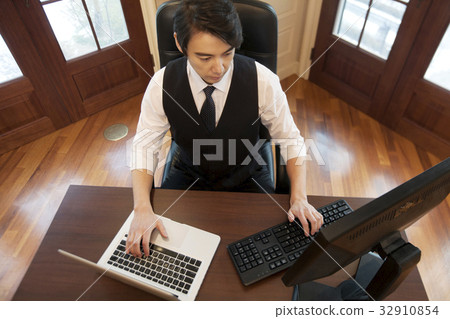 Businessman Businessman 32910854