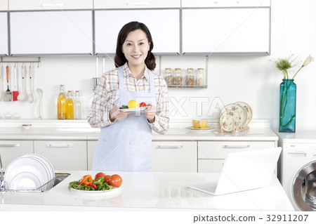Housewife, kitchen 32911207