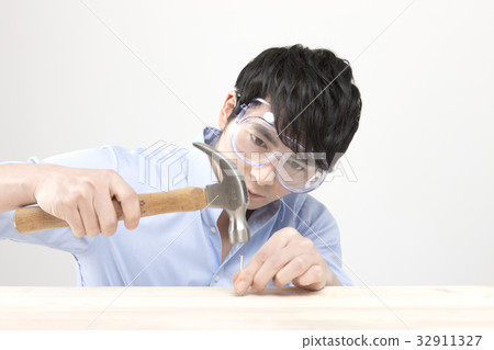 Goggles, hammer, nail 32911327