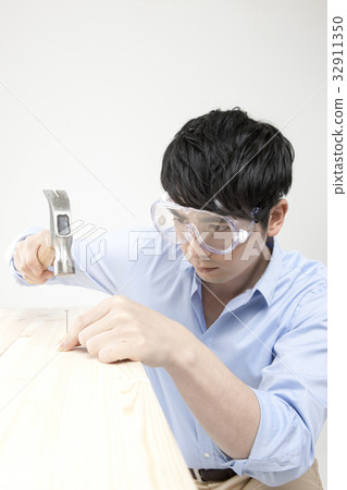 Goggles, hammer, nail Goggles, hammer, nail 32911350