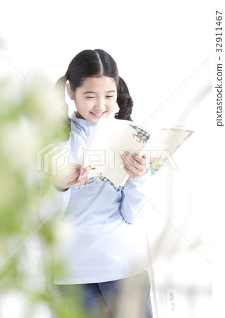 Elementary student Elementary student 32911467
