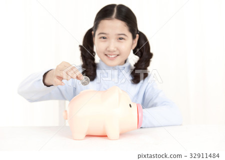 Coins, piggy banks, elementary school students Coins, piggy banks, elementary school students 32911484