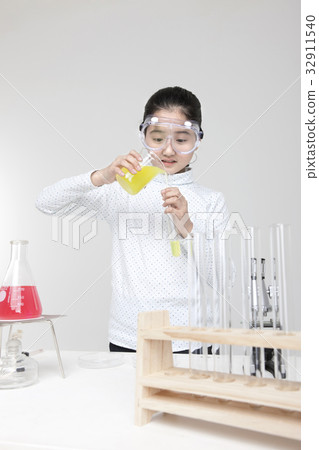 Elementary student 32911540