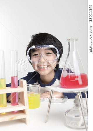 Elementary student 32911542