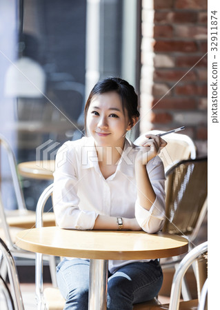 Young woman, college student, cafe Young woman, college student, cafe 32911874