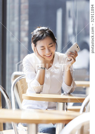 年輕的女人，大學生，咖啡館 32911894