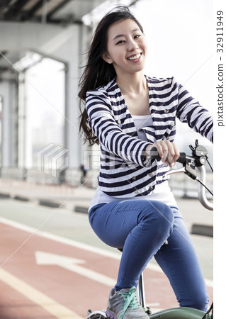 Bicycle, Young woman, Sipkyo Bridge, Seoul 32911949