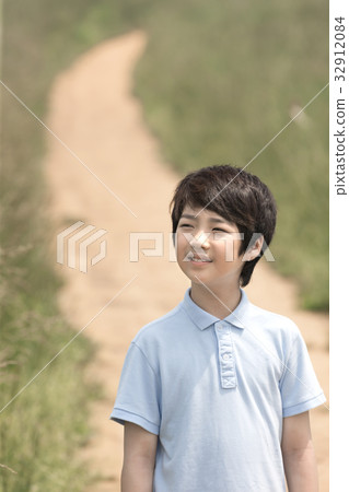 Teenager 32912084