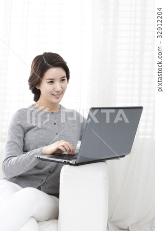 筆記本電腦,年輕女子 筆記本電腦,年輕女子 32912204