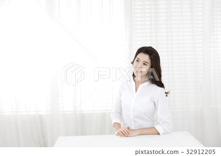 年輕的女人 32912205