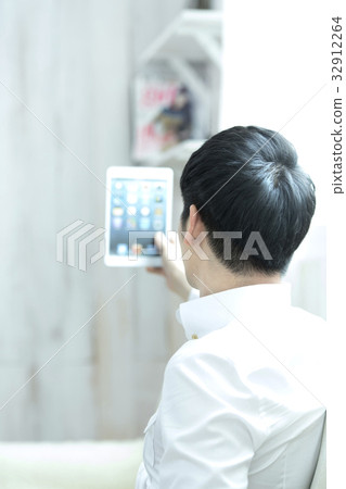 IPad mini, young man IPad mini, young man 32912264