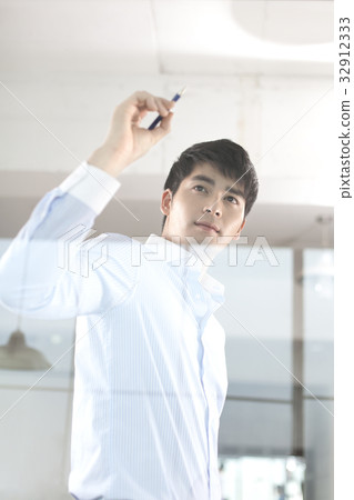 年輕人 32912333