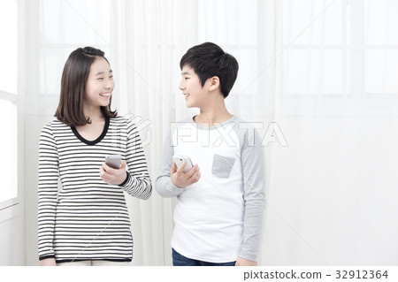 Elementary student, iPhone, Galaxy Elementary student, iPhone, Galaxy 32912364