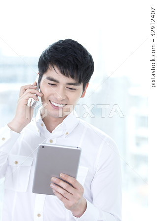 IPhone, iPad Mini, Young Man 32912407