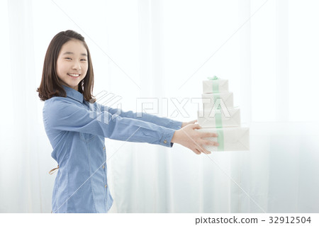 Elementary student Elementary student 32912504