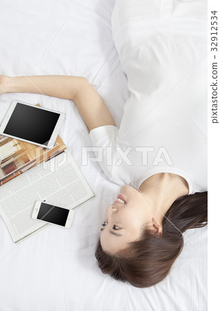 Young girl, iPhone, iPad mini Young girl, iPhone, iPad mini 32912534