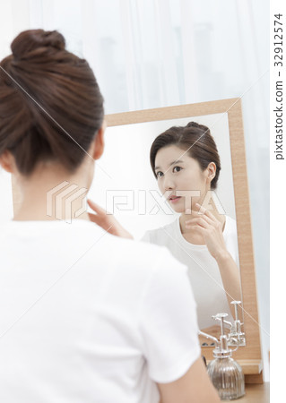 Young woman 32912574