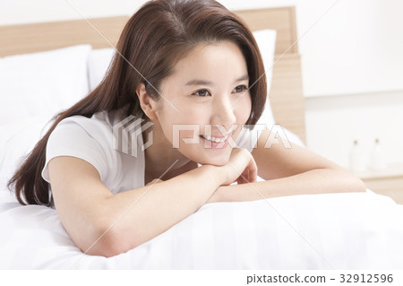 Young woman Young woman 32912596