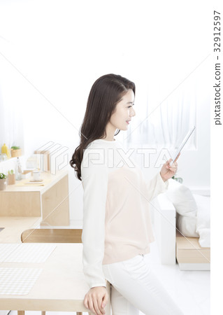 Young girl, iPad mini Young girl, iPad mini 32912597
