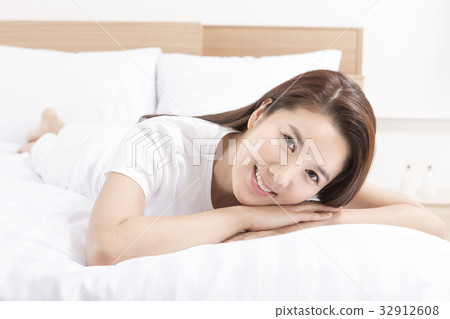 年輕的女人 年輕的女人 32912608