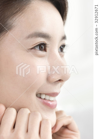 Young woman 32912671