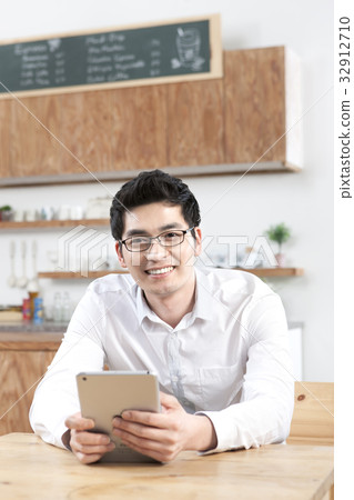 Young man, iPad mini Young man, iPad mini 32912710
