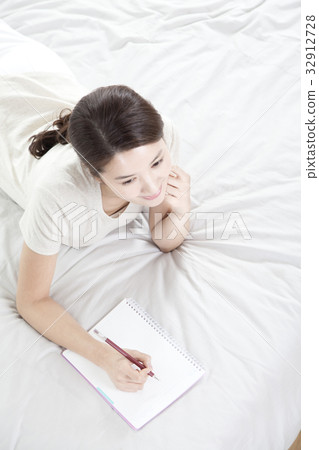 年輕的女人 年輕的女人 32912728