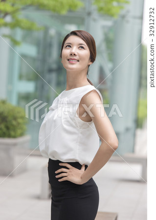 年輕的女人 年輕的女人 32912732