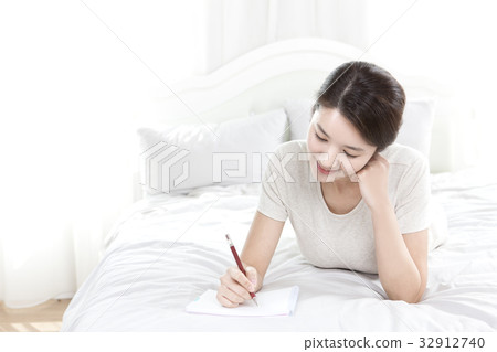 年輕的女人 年輕的女人 32912740