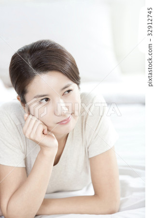 年輕的女人 年輕的女人 32912745