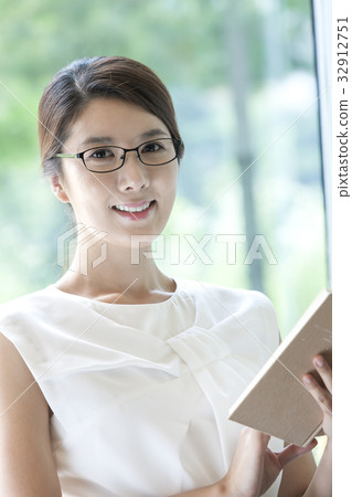 年輕的女人 32912751