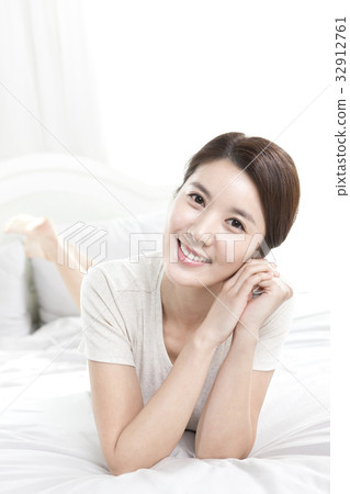 年輕的女人 年輕的女人 32912761