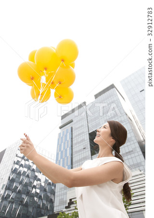 Young woman 32912783