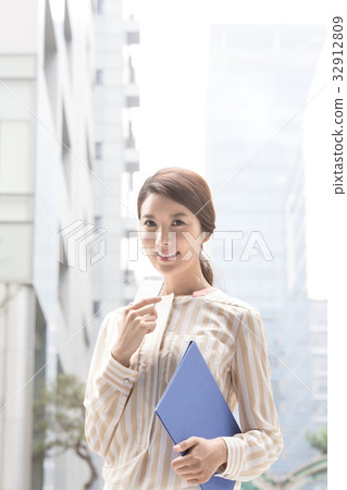Young girl, iPhone 32912809