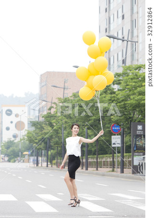 Young woman 32912864