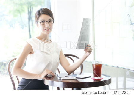 年輕女孩，iPhone，iPad mini 32912893