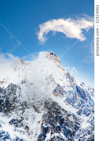 The mountain top station of the Aiguille du Midi 32914902