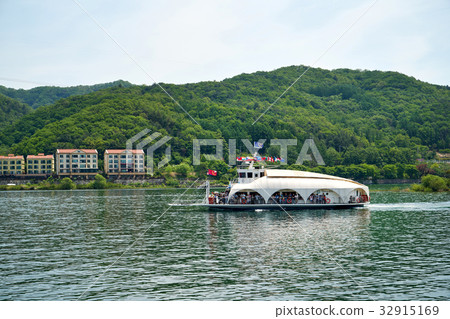 Cruise ships, Nami Island, Chuncheon, Gangwon-do, Korea Cruise ships, Nami Island, Chuncheon, Gangwon-do, Korea 32915169