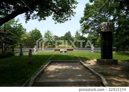 Nami Ik Jongmyo, Nami Island, Chuncheon, Gangwon, Korea 32915174