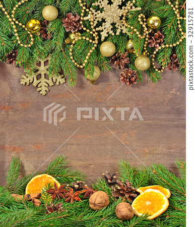 Star anise, nuts, cones and dried oranges 32915781