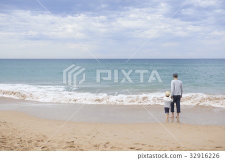 Parent and child playing at the beach 32916226