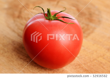 washed appetizing and tasty bright red tomatoes 32916582