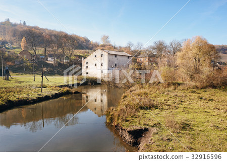 Autumn landscape of the countryside:  32916596